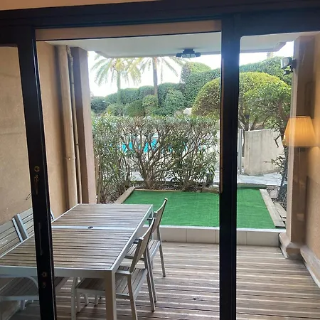 Agreable Appartement Dans Une Residence De Vacances Avec Terrasse Et 2 Piscines, Au Bord De La Plage Du Midi * Cannes