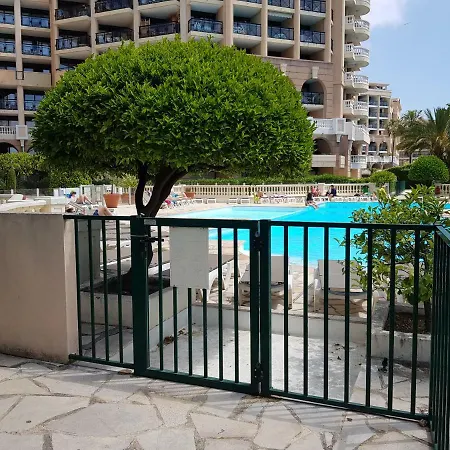 Agreable Dans De Avec Terrasse Et 2 Piscines, Au Bord De La Du Midi Cannes