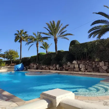 Agreable Dans De Avec Terrasse Et 2 Piscines, Au Bord De La Du Midi
