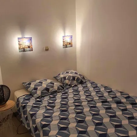 Agreable Dans De Avec Terrasse Et 2 Piscines, Au Bord De La Du Midi